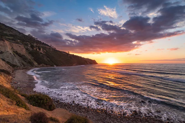 Güney Kaliforniya kıyı şeridi dramatik bulutlar gökyüzünde, blöf Cove, Palos Verdes Estates, California ile gün batımında doğal overlook