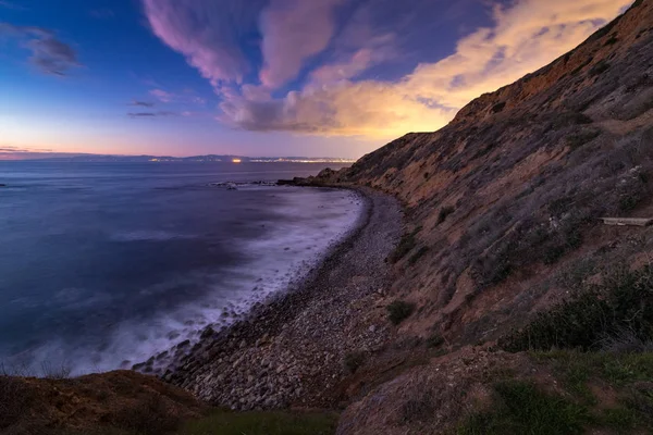 南カリフォルニアの海岸線空 ブラフ コーブ パロスベルデスエステー カリフォルニアの劇的な雲と日没後の長時間露光写真 — ストック写真