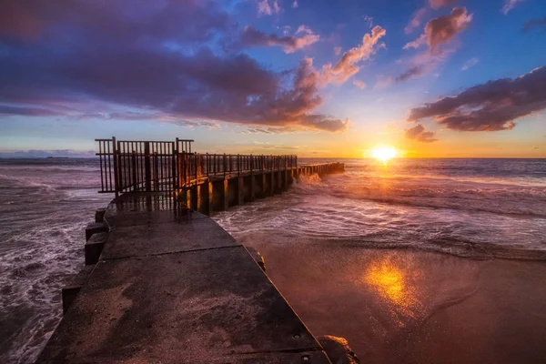 Langzeitbelichtungsfoto Von Wellen Die Bei Sonnenuntergang Mit Bunten Wolken Himmel — Stockfoto