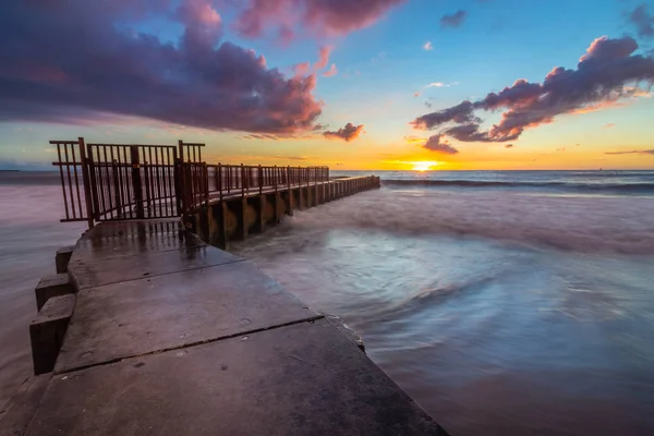 Langzeitbelichtungsfoto Von Wellen Die Bei Sonnenuntergang Mit Bunten Wolken Himmel — Stockfoto