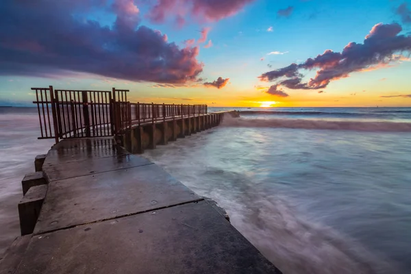 Langzeitbelichtungsfoto Von Wellen Die Bei Sonnenuntergang Mit Bunten Wolken Himmel — Stockfoto