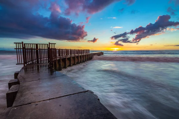 Langzeitbelichtungsfoto Von Wellen Die Bei Sonnenuntergang Mit Bunten Wolken Himmel — Stockfoto