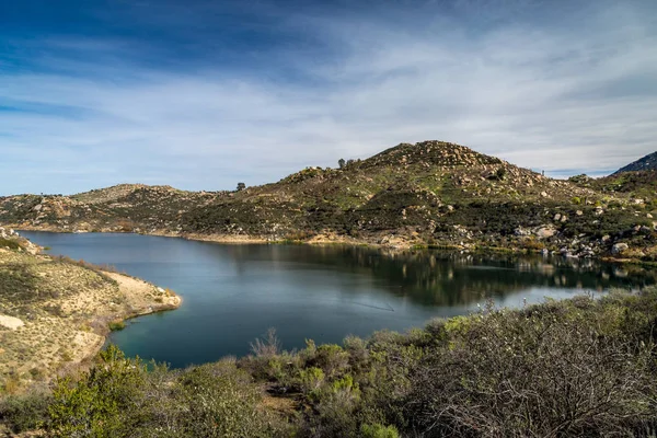 Güzel göl gördüm Yeşil Vadi kamyon iz, mavi gökyüzü ekolojik rezerv, Poway, California yükseltilmiş bir konumda dağlarla çevrili Ramona