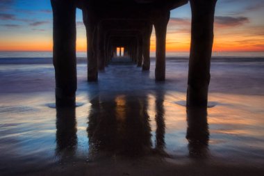 Manhattan Beach iskelesinden altında