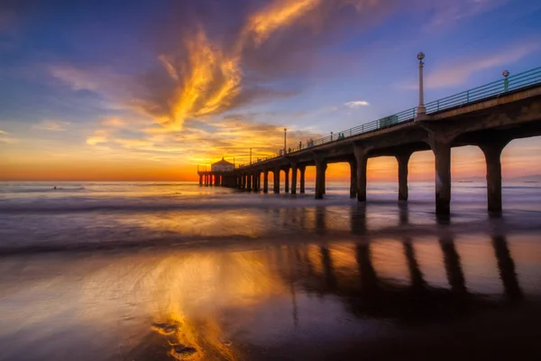 カラフルな空とビーチ カリフォルニア州マンハッタン ビーチに洗浄滑らかな波と夕暮れ時マンハッタン ビーチ ピア上の雲 ストック写真 C Focqus
