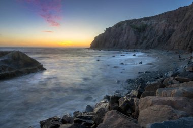 Dana Point güneş battıktan sonra uzun boylu kayalıklarla