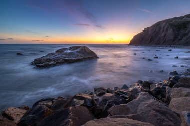 Dana Point güneş battıktan sonra uzun boylu kayalıklarla