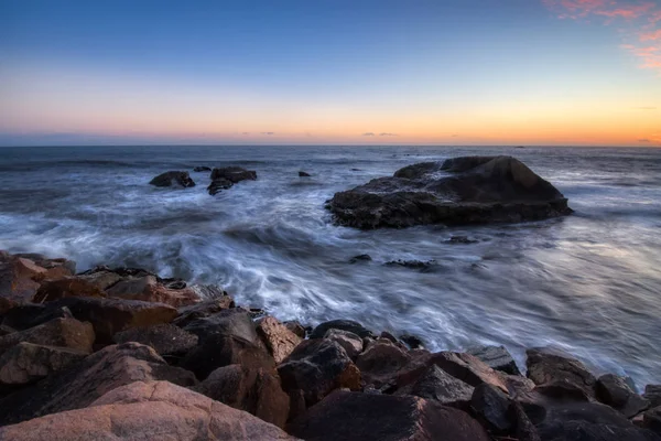 Dana Point güneş battıktan sonra uzun boylu kayalıklarla — Stok fotoğraf