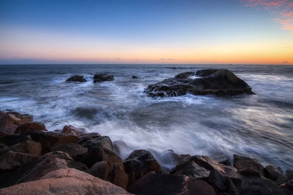 Dana Point güneş battıktan sonra uzun boylu kayalıklarla — Stok fotoğraf