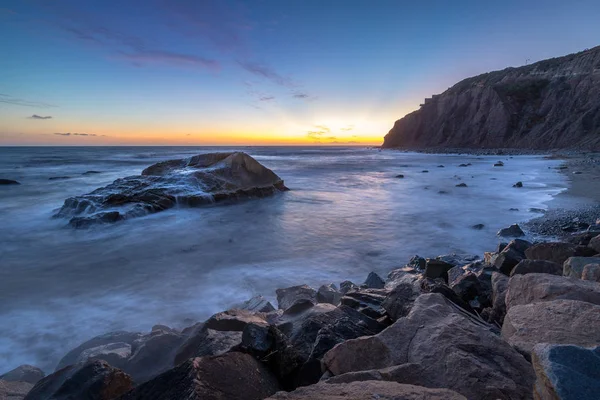 Dana Point güneş battıktan sonra uzun boylu kayalıklarla — Stok fotoğraf