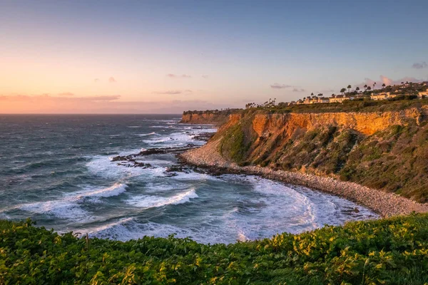 Enseada dourada ao pôr do sol em um dia ventoso — Fotografia de Stock