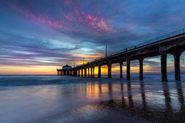 Manhattan Beach iskelesinden günbatımında çarpıcı