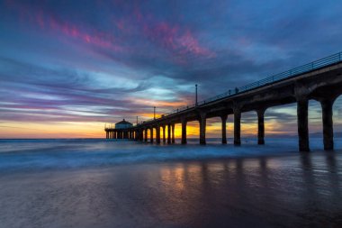 Manhattan Beach iskelesinden günbatımında çarpıcı