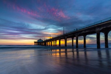 Manhattan Beach iskelesinden günbatımında çarpıcı