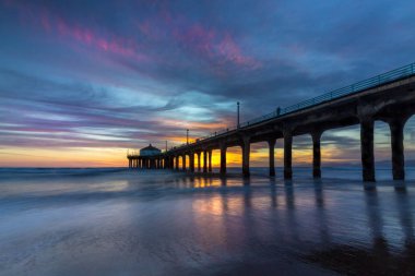 Manhattan Beach iskelesinden günbatımında çarpıcı