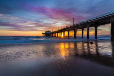 Manhattan Beach iskelesinden günbatımında çarpıcı