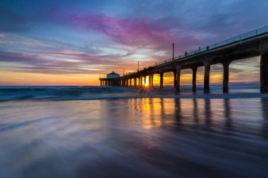 Manhattan Beach iskelesinden günbatımında çarpıcı