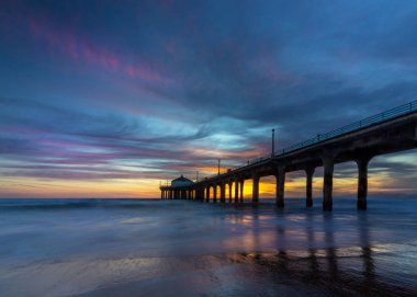 Manhattan Beach iskelesinden günbatımında çarpıcı