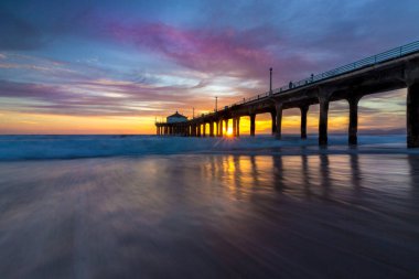 Manhattan Beach iskelesinden günbatımında çarpıcı