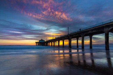 Manhattan Beach iskelesinden günbatımında çarpıcı