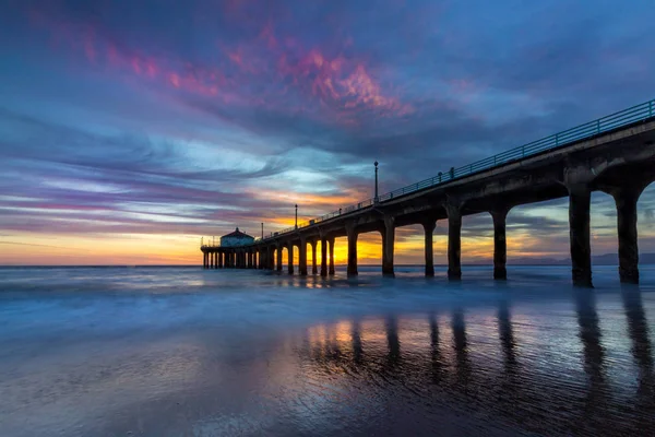 Pôr do sol deslumbrante no cais de Manhattan Beach — Fotografia de Stock