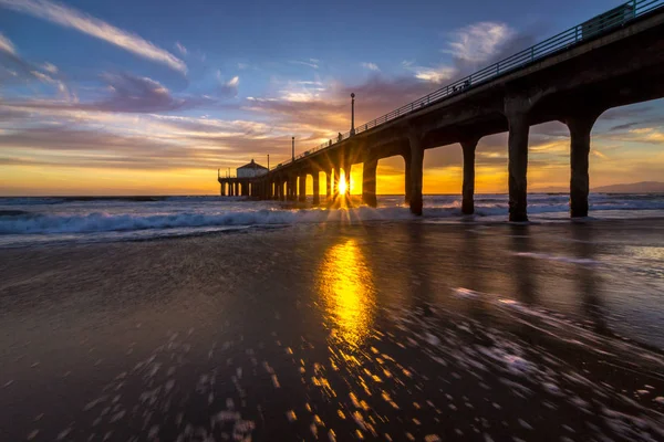 Pôr do sol deslumbrante no cais de Manhattan Beach — Fotografia de Stock