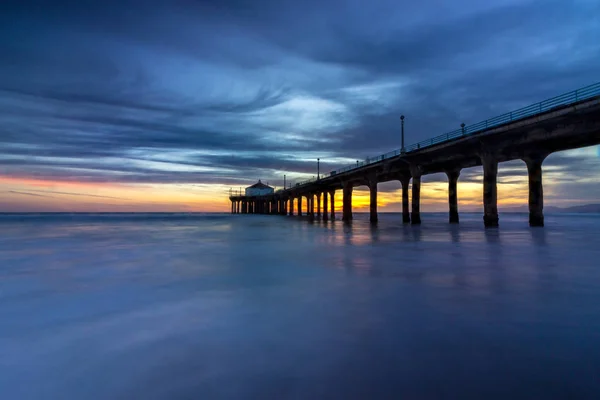 Atemberaubender Sonnenuntergang am manhattan beach pier — Stockfoto