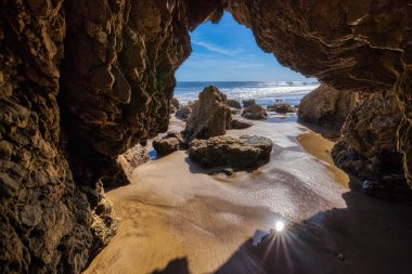 El Matador Plajı'nda Kaya Kemeri