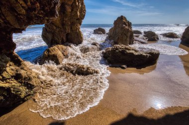 El Matador Plajı'nda Kaya Kemeri
