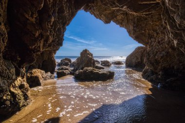 El Matador Plajı'nda Kaya Kemeri