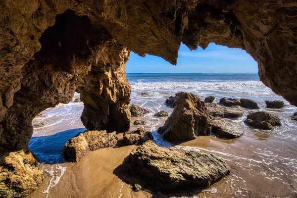 El Matador Plajı'nda Kaya Kemeri