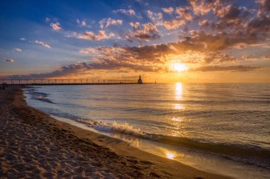 Michigan City Doğu Pierhead Deniz Feneri'nde Dramatik Gün Batımı