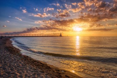 Michigan City Doğu Pierhead Deniz Feneri'nde Dramatik Gün Batımı