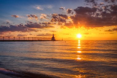 Michigan City Doğu Pierhead Deniz Feneri'nde Dramatik Gün Batımı