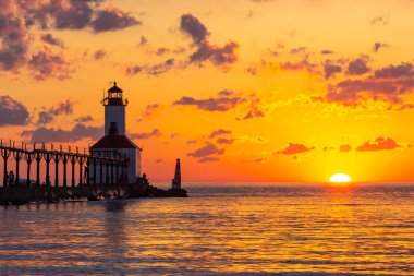 Michigan City Doğu Pierhead Deniz Feneri'nde Dramatik Gün Batımı