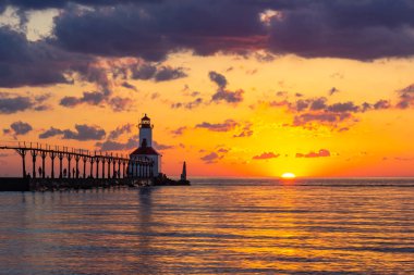 Michigan City Doğu Pierhead Deniz Feneri'nde Dramatik Gün Batımı