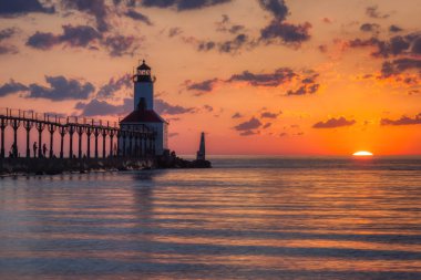 Michigan City Doğu Pierhead Deniz Feneri'nde Dramatik Gün Batımı