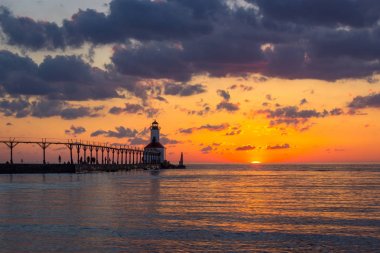 Michigan City Doğu Pierhead Deniz Feneri'nde Dramatik Gün Batımı