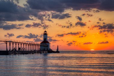 Michigan City Doğu Pierhead Deniz Feneri'nde Dramatik Gün Batımı