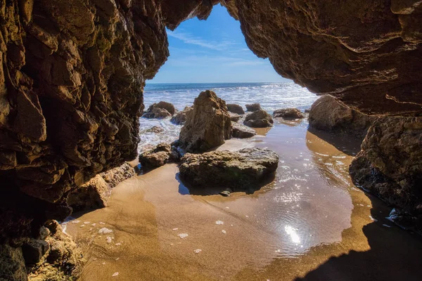 El Matador Plajı'nda Kaya Kemeri