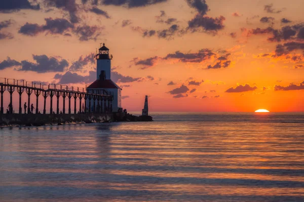 Dramatischer Sonnenuntergang am Leuchtturm von Michigan — Stockfoto