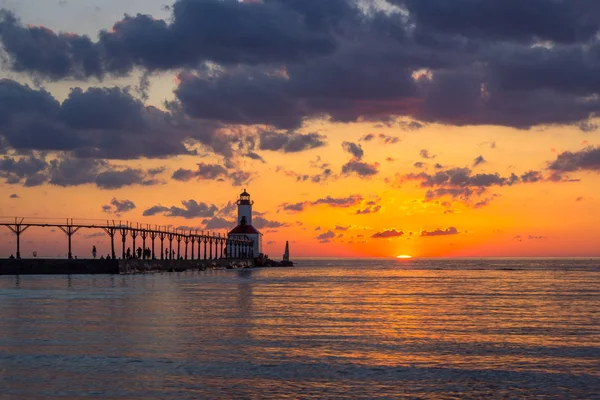 Dramatischer Sonnenuntergang am Leuchtturm von Michigan — Stockfoto