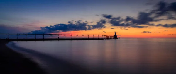 Michigan City East Pierhead Leuchtturm nach Sonnenuntergang — Stockfoto