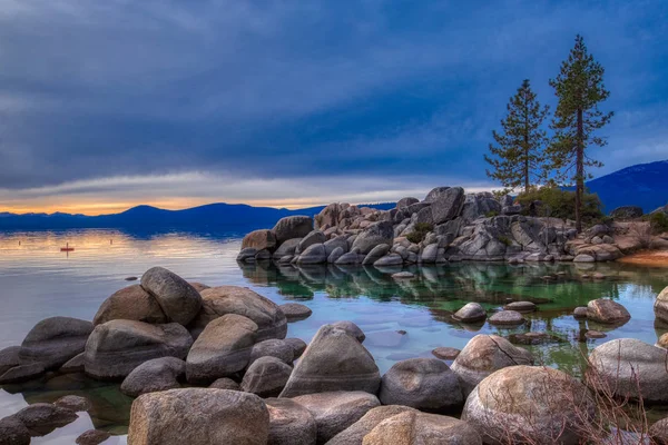 Pôr-do-sol colorido em Sand Harbor — Fotografia de Stock