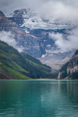 Louise Gölü 'nün Puslu Dağları