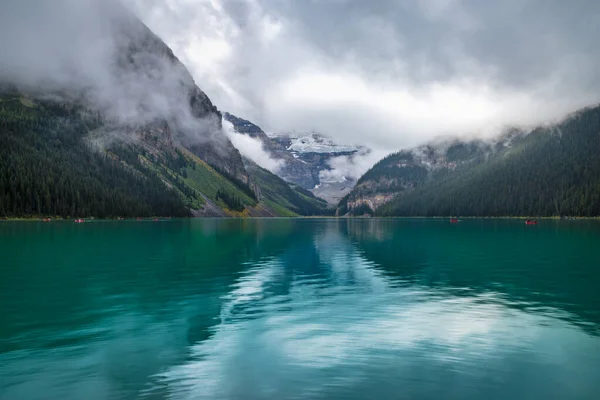 Misty Mountains van Lake Louise — Stockfoto