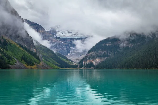 Montagne nebbiose del lago Louise — Foto Stock