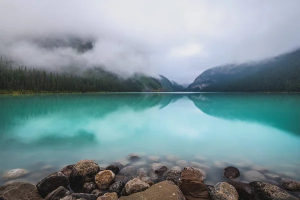 Neblige Berge von Lake Louise — Stockfoto