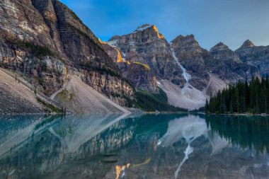 Gün batımında Moraine Gölü