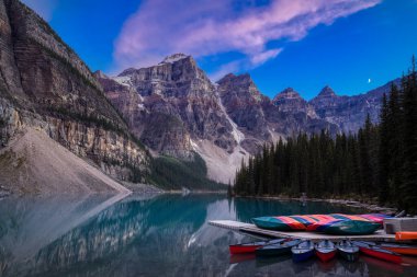 Gün batımından sonra Moraine Gölü